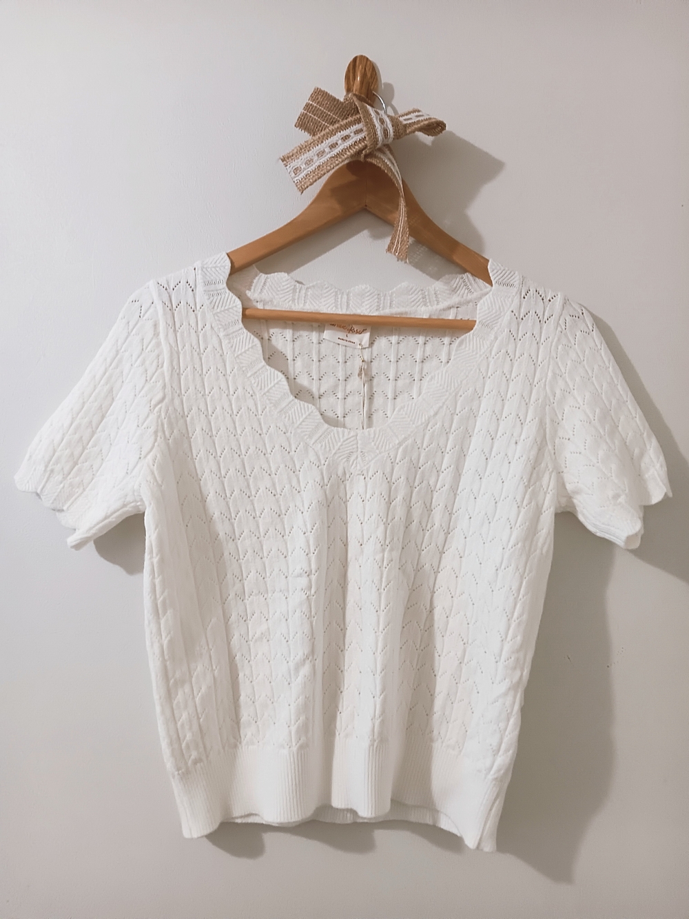 ALLIE ROSE WHITE SCALLOPED V-NECK SHORT SLEEVE SOFT POINTELLE KNIT SWEATER LARGE